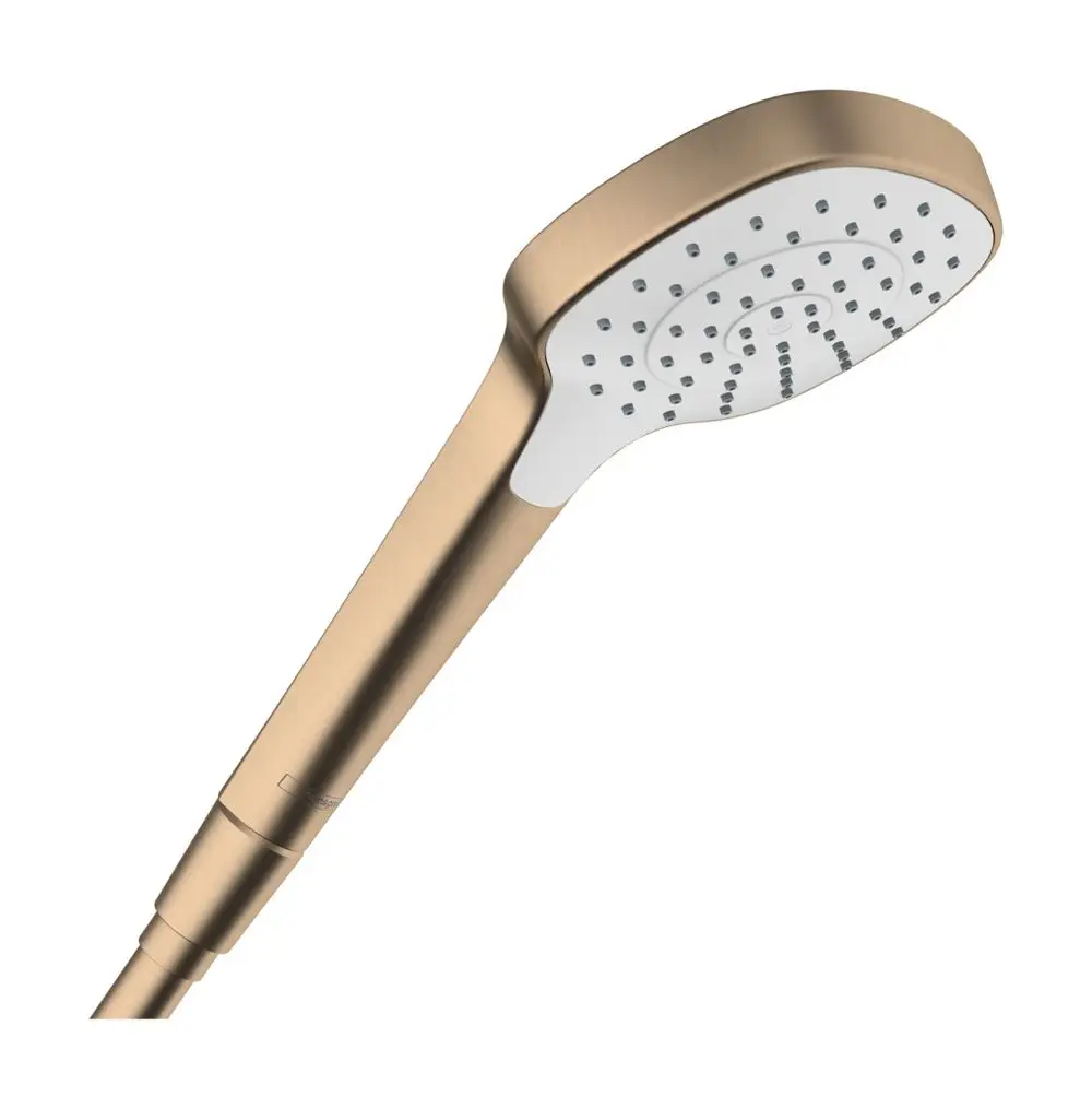 Handbrause in gebürstetem Goldton von Hansgrohe, mit einem flachen Kopf und perforierter Düsentechnologie. Das Design ist funktional und ästhetisch ansprechend.